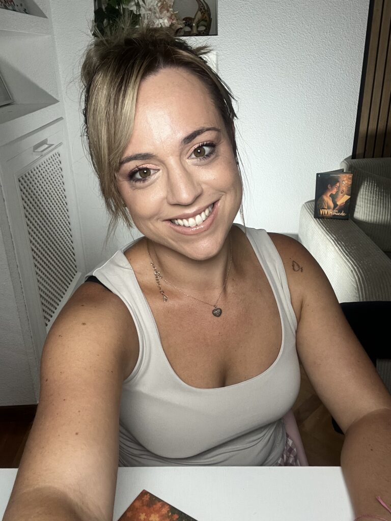 Sarai Rodriguez, autora de Vivir sin miedo el diagnóstico, posando sonriente.Es una docente en bienestar emocional, gestión del estres y acompañamiento en patologías crónicas.Divulga sobre diabetes.