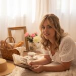 sarai leyendo en calma