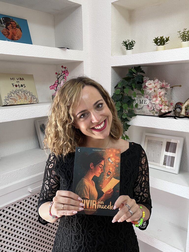 Sarai Rodriguez Lecuna con su libro, Vivir sin miedo: El diagnóstico - editorial Diversidad Literaria