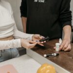 dos personas midiendose la glucosa