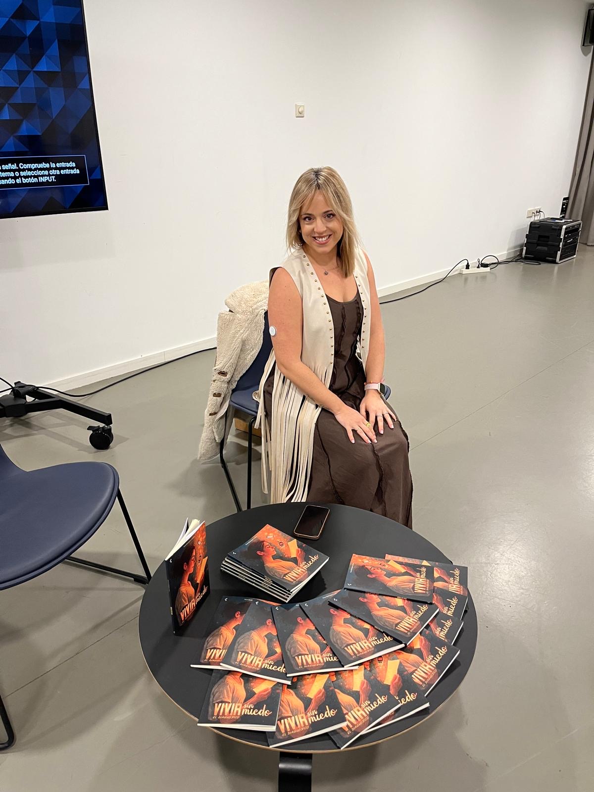 sara en la presentacion de vivir sin miedo